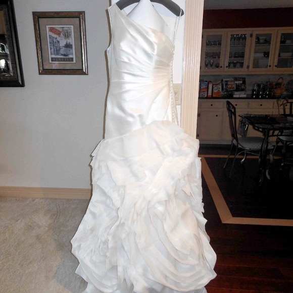 Vera Wang -“ The White Collection” Wedding gown 🔥 - Picture 9 of 16